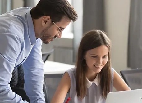 Profesor apoyando a estudiante de Inglés - The One Institute