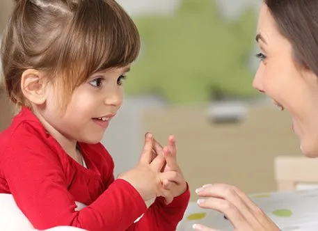 Niña aprendiendo ingles en 1 a 1 - The One institute