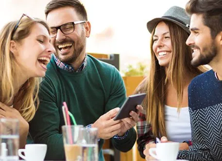 Personas disfrutando de hablar inglés - the one institute